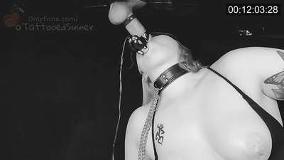 Mooi meisje met perfecte tieten bij het gloryhole